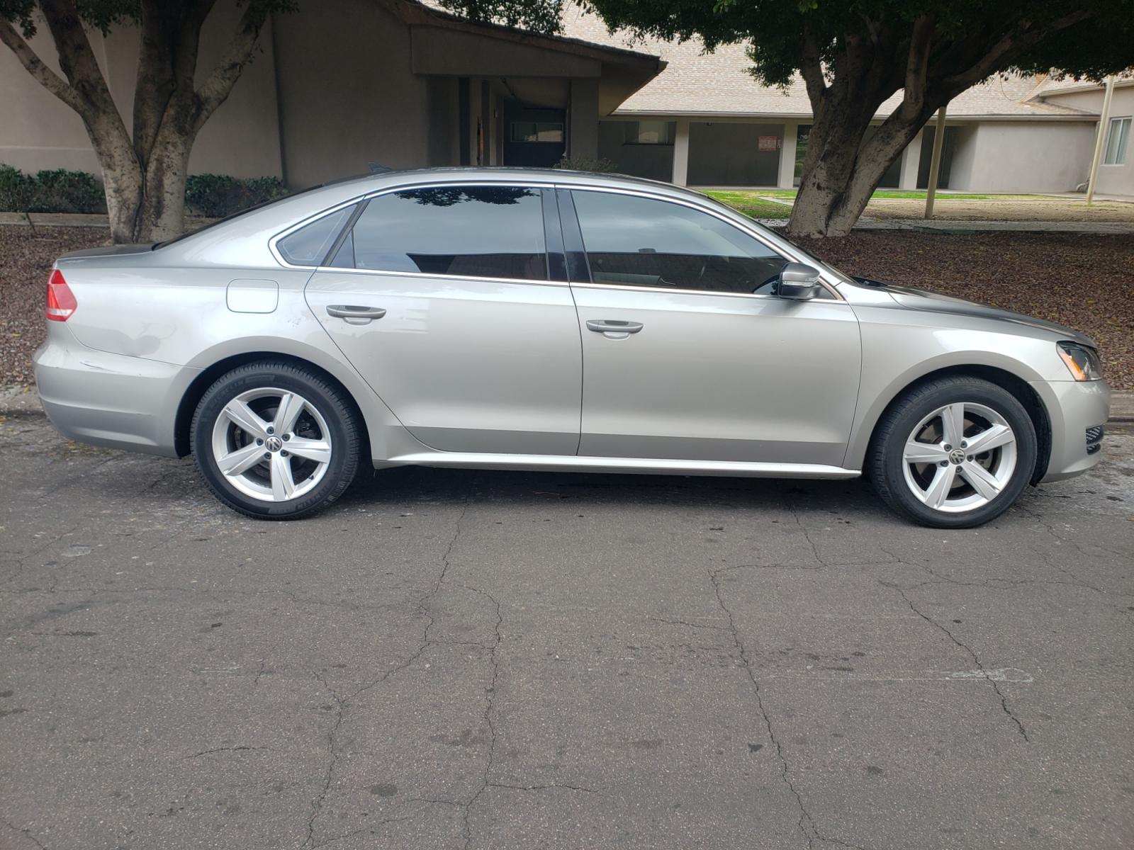 2013 /tan Volkswagen Passat SE (1VWBN7A32DC) with an 2.0L L4 DOHC 16V engine, 5-Speed Automatic transmission, located at 323 E Dunlap Ave., Phoenix, AZ, 85020, (602) 331-9000, 33.567677, -112.069000 - 2013 Volkswagen Passat TDI SE,....... ONLY 128K Miles..... EXCELLENT condition, A Real Must See!!.... No accidents, Ice cold ac front and rear, Stereo/CD Player, Satellite compatible, Bluetooth, Phone sync, Clean Tan interior with Tan Leather seats in near perfect condition, Gorgeous tinted sunroof, - Photo #4